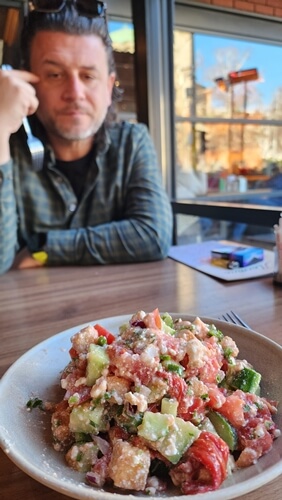 Sofya’da bir restoranda servis edilen Greek salad (Yunan salatası)